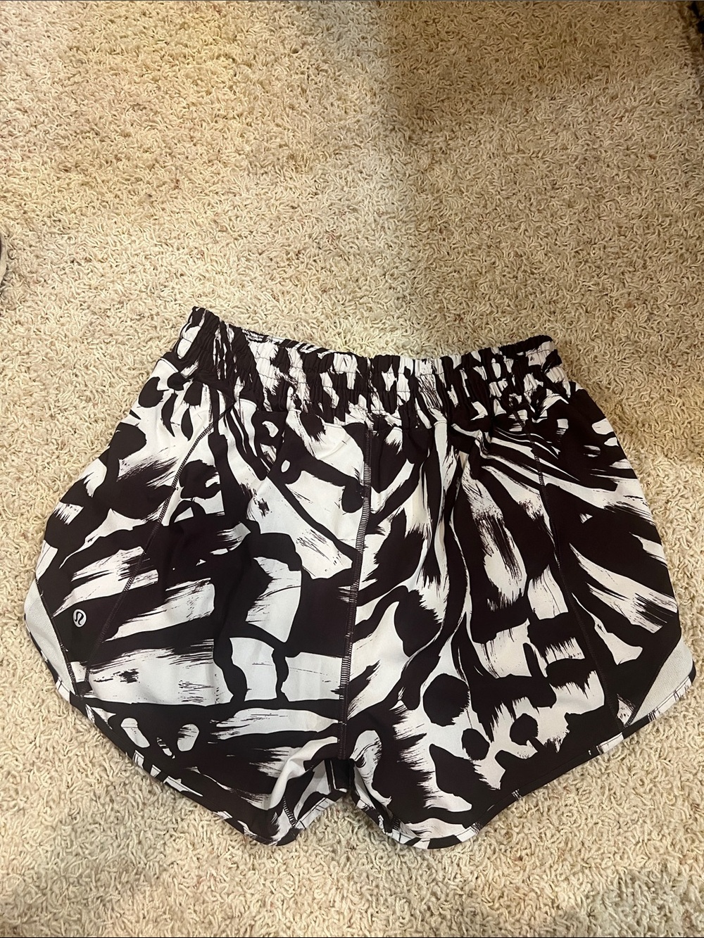 Lululemon High-rise Hotty Hot short - Monarch Bloom Bone Espresso - Picture 2 of 3